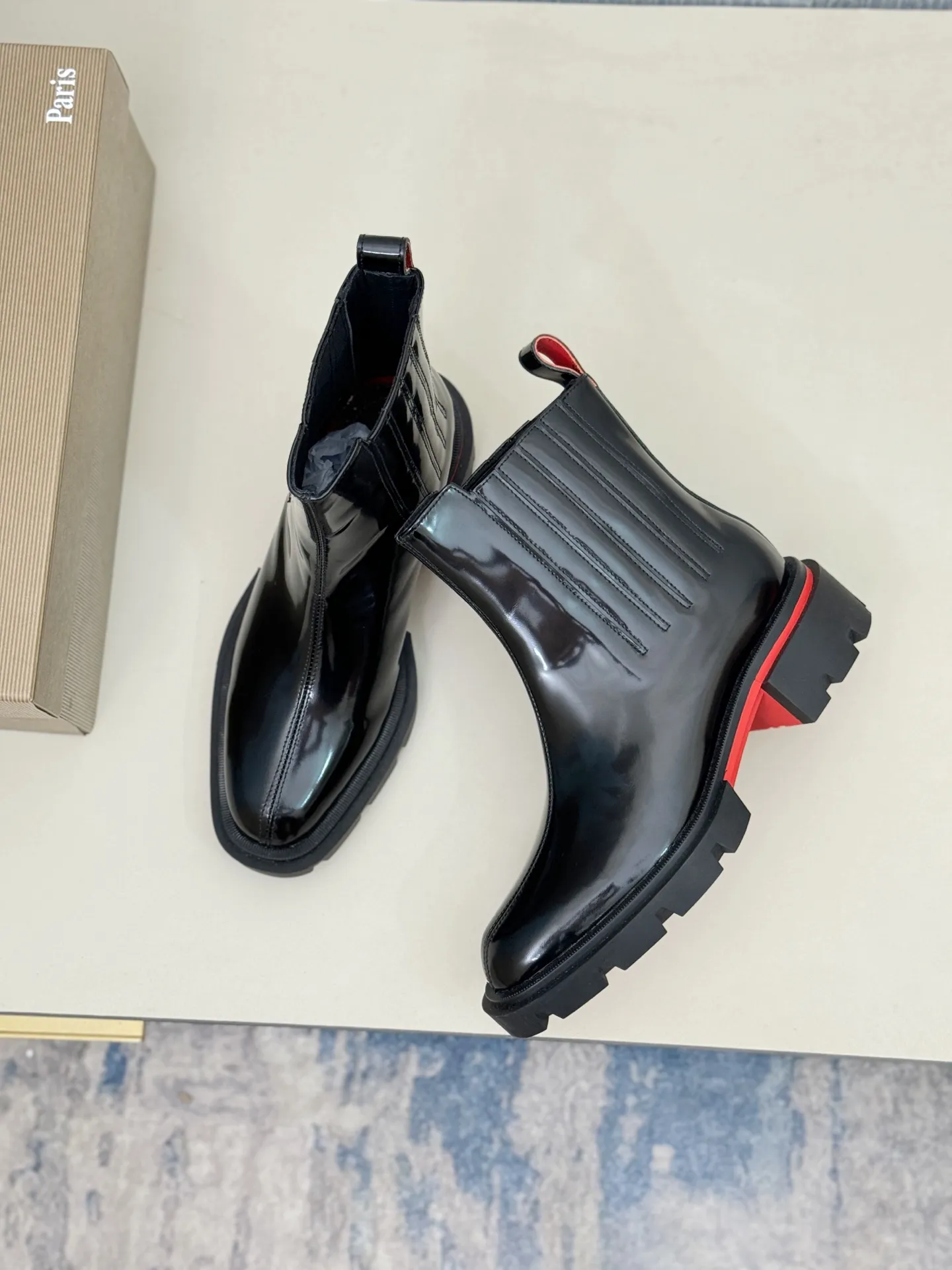 [CL～High-end men’s red-soled shoes] Top P: 940💰. Size: 39-44 (38.45.46 can be customized) 🆑Top original purchase agent Imported open-edge bead fabric and water-dyed cowhide inside 🉑️ Imported TPU rubber sole, wear-resistant and non-slip, full of European style.